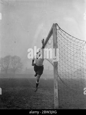 Deutsche Fußballer lockern sich bei Tottenham auf. Die Polizei bewachte die Tore des White Hart Lane Ground, als die deutsche Fußballmannschaft, die dort England treffen morgen (Mittwoch) stellte sich heraus, dosome loosenining Übungen auf dem Trainingsplatz zu tun. Foto zeigt, Hans Jakob, der deutsche Torhüter, der auf Herz und Nieren geprüft wird. Dezember 1935 Stockfoto