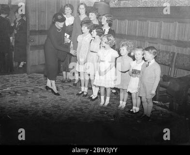 Schönheitswettbewerb im Haus des Sprechers. Irene Vanbrugh richtet Kinder in den Häusern des Parlaments. Miss Irene Vanbrugh urteilt die Kinder. 24. November 1935 Stockfoto