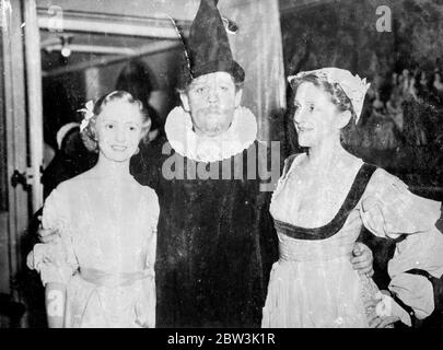 Charles Laughton erste Engländer zu erscheinen in Comedie Francaise. Charles Laughton war der erste englische Schauspieler, der auf dem berühmten Comedie Francaise in Paris auftrat, als er um drei Uhr morgens in Moliere ' s ' Le Medecin Malgre Dui ' eine Aufführung gab. Die Produktion war in der Hilfe der Nächstenliebe und konnte nur Finden statt, nachdem das normale Abendprogramm beendet war. Foto zeigt Charles Laughton mit Madeleine Renaud (links 0 und Madame Dussane nach seinem Auftritt an der Comedie Francaise. Mai 1936 Stockfoto