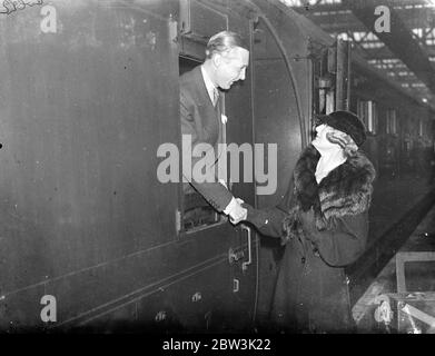 Lady Mayoress ' auf Wiedersehen Kiss für Sohn aus dem südlichen Rhodesien . Lady Vincent, Frau von Sir Percy Vincent, Lord Mayor of London, war in Euston Station auf Wiedersehen zu ihrem Sohn zu bieten,, Herr Lacey E Vincent, als er nach Süd-Rhodesien. Foto zeigt, Herr Lacey E Vincent Abschied von seiner Mutter, Lady Vincent, tat Euston. März 1936 Stockfoto