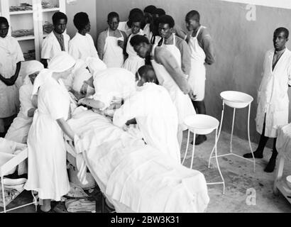 Notoperation der Bombenangriffe in Harar Rotes Kreuz , Krankenhaus . Diese Bilder , von einem Mitarbeiter Fotograf gemacht und eilte nach London per Flugzeug , zeigen eine wichtige , aber wenig bekannten Teil des Krieges in Abessinien , das Rote Kreuz Dienste , vor allem von freiwilligen Arbeitern gegründet und unter enormen Schwierigkeiten weiter . Diese Bilder wurden im Krankenhaus des Roten Kreuzes in Harar gemacht, der Hauptstadt des Südens, wo Abessinier Soldaten, die in den heftigen Kämpfen an der Südfront verletzt wurden, von Ärzten der schwedischen Mission besucht werden. Foto zeigt , eine Notoperation an einer Abessinien Stockfoto