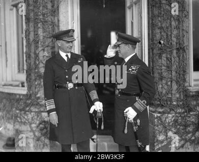 Evans der zerbrochenes Hieh Flagge als Kommandant in Chatham. Vizeadmiral Sir Edward R C B Evans, K C B, DSC, Evans der brach ", histe seine Flagge bei Chatham als Kommandant in Chief. In Folge Admiral Sir Hugh J Tweedie. "Evans of the Broke" , der 54 ist, ist der am meisten dekorierte Offizier in der Marine. Foto zeigt, Vice Admiral Sir Edward Evans (rechts) salutieren Admiral Sir Hugh Tweedie, der pensionierende Kommandant, als er übernahm. Dezember 1935 Stockfoto