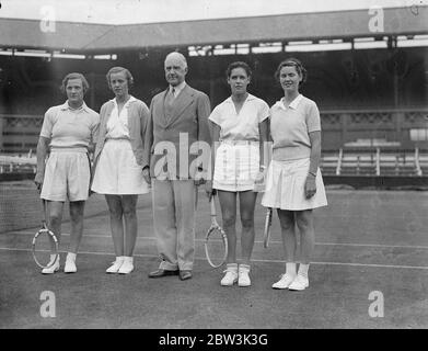 Das Britische Wighman Cup Team Tune Up In Wimbledon Für Die Eröffnung Des Wettbewerbs Morgen. Mitglieder der britischen und amerikanischen Wightman Cup Tennis Teams setzen den letzten Schliff in Wimbledon, um ihre Vorbereitung auf den Wettbewerb, der in Wimbledon morgen öffnet (Freitag). Foto zeigt ( l to r ) : Freda James ; Dorothy Round ; Mary Hardwick ; [Mr . ... ? ] E . Dearman; Nancy Lyle und Kay Stammers. 11 Juni 1936 Stockfoto