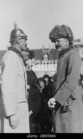 Stachelhelme tauchen in Wien wieder auf. Habsburger Erzherzog bei der Parade . Die Stachelhelme des Vorkriegsösterreichs tauchten wieder auf dem Heldenplatz in Wien auf, als der 15. Geburtstag österreichischer Ex-Militärangehöriger in Anwesenheit von Erzherzog Eugen von Habsburg, Vertreter des Erzherzogs Otto, Thronprätender, gefeiert wurde. Foto zeigt, Erzherzog Eugen von Habsburg im Gespräch mit einem Offizier trägt den Stachelhelm von Imperial Austria bei der Zeremonie. November 1935 Stockfoto
