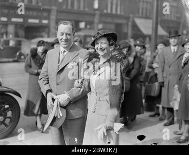 Witwe von Captain Hinchliffe, krank Schicksalssüchter aftlantic Flyer, vermählt wieder in London. Frau Eileen Hinchliffe, Witwe der Flieger, war mit Herrn auch Louis Conan, ein Stadtbuisnessman, in der römisch-katholischen Kirche St. Boniface, Tooting, S W verheiratet. Kapitän Hinchliffe, der verstorbene Ehemann der Braut, ging am 13. März 1928 mit der Hon Elsie Mackay auf einen Transatlantikflug und kehrte nie zurück. Frau Hinchcliffe ist 36 Jahre alt und ihr Bräutigam 42 Jahre. Sie wurde von Herrn Sinclair verschenkt, der ein enger Freund von Kapitän Hinchcliffe war. Foto zeigt, die Braut und Bräutigam nach der Hochzeit. April 22 Stockfoto