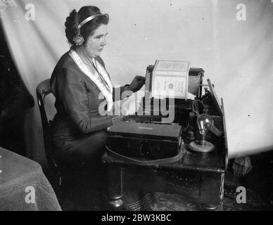 Blinde Frau erhält MBE in Ehrungen Liste . Gesponserte Maschine verwandelt gedruckte Seite in Ton . Miss Caroline Mary Gertrude Jameson (rechts) in ihrem Haus in South Norwood nach der Ankündigung, dass die MBE hatte auf sie übertragen. Januar 1936 Stockfoto