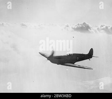 Das schnellste Militärflugzeug der Welt demonstrierte in Southampton. Neue Maschinen für die Royal Air Force . Die schnellsten Militärflugzeuge der Welt, die Spitfire 1, ein Vollmetall-Flachflügel-Eindecker und die Vickers Wellesley, ein Langstreckenbomber und Mehrzweckflugzeug, wurden am Eastleigh Aerodrome, Southampton, demonstriert. Gebaut für die Royal Air Force von der Supermarine Aviation Works (Vickers) Limited, beide Maschinen sind mit einziehbaren Unterwagen ausgestattet. Spitfire 1, ein Tag und Nacht Kämpfer, ist mit Flügelklappen ausgestattet. Beide Maschinen sollen zum ersten Mal zu sehen sein Stockfoto