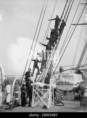 Brasilianisches Trainingsschiff kommt in Chatham für einen Aufenthalt von zehn Tagen. Kadetten in der Takelage der Almirante Saldanha in Chatham. 19 Juni 1936 Stockfoto