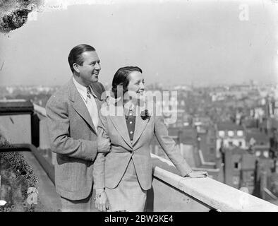 Bebe Daniels und Filmschauspieler Ehemann in London, um ersten persönlichen Auftritt auf der britischen Bühne zu machen. Bebe Daniels und ihr Mann Ben Lyon, die als erste amerikanische Filmschauspieler in England Bilder machten, sind bei einem Rückbesuch in London angekommen, um ihre erste persönliche Apperance auf der britischen Bühne zu machen. Nach einem vierwöchigen Engagement planen sie mit ihrer vierjährigen Tochter Barbara einen langen Urlaub in England und im Ausland. Obwohl sie zusammen auf der Bühne erscheinen, haben sie immer getrennte Filme mades. Foto zeigt, Bebe Daniels und ihr Mann, Ben Lyon, fotografiert auf Stockfoto