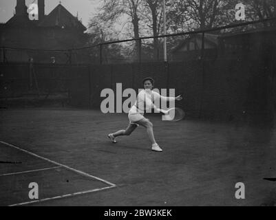 Bugs und Shorts bei Melbury Club Turnier . Viele Spieler mit vorderster Front, darunter H W Austin und Dorothy Round, treten im Melbury Club Turnier an, das am Ostermontag in Kensington eröffnet wurde. Foto zeigt, Miss A Hofer in Aktion in sehr kurzen Shorts. 13. April 1936 Stockfoto