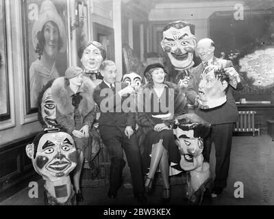 Victoria Hopper und Oriel Ross bei der Pantomime Probe in Shaftesbury Avenue, London. Victoria Hopper (rechts) und Oriel Ross diskutieren die Vorzüge einer Maske. Dezember 1935 Stockfoto