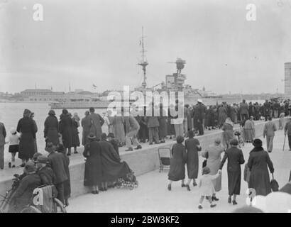 HMS Revenge (Wimpel Nummer 06) ein Spitzenschiff der Revenge Klasse von Schlachtschiffen der Royal Navy Flaggschiff der Mittelmeer-Flotte kommen für Junilee Review in Portsmouth . 21 Juni 1935 Stockfoto