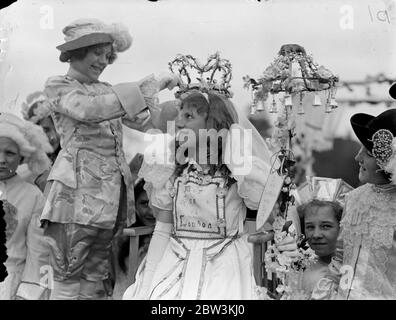 Mai Königin von London gekrönt in Hayes. Miss Olive Bone von Clapham gekrönt wurde in Hayes, Kent, als Mai Königin von London. Die Krönung wurde von Pauline Gillham, der Königin von Merrie England im letzten Jahr durchgeführt. Foto zeigt, wie Olive Bone von Pauline Gillham zur Königin von London gekrönt wird. Mai 1936 Stockfoto