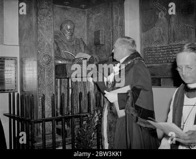 Lord Mayor stellt kiel in Hand von John Stoww ' s Bildnis bei Gedenkfeier. Der Lord Mayor von London, Sir Percy Vincent, legte einen Federhalter in der Hand von John Stow ' s Bildnis, als er an der Stow Gedenkfeier in der Kirche von St Andrew Undershaft, Stadt. Verstauen Sie einen berühmten Chronisten aus dem 16. Jahrhundert, war verantwortlich für die meisten der frühen Geschichte Londons. Foto zeigt, der Oberbürgermeister die Feder in die Hand von John Stow ' s Bildnis. 28. April 1936 Stockfoto