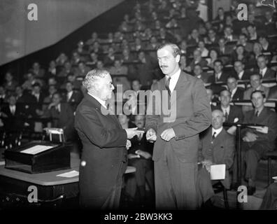 Minister für Gesundheit überreicht Preise an Guy 's Hospital Medical School, London. Sir Kingsley Wood präsentiert eine Medaille für klinische Chirurgie an P W Clarkson. Oktober 1935 Stockfoto