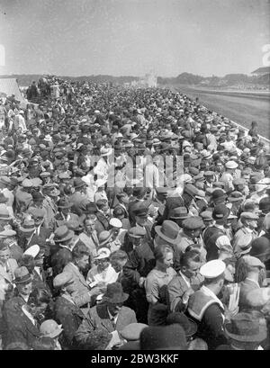 Massen drängen sich durch das sonnige Ascot. Ascot, größte Mode Parade und schönsten Rennen Treffen des Jahres, in strahlender Sonne eröffnet. Foto zeigt, ein Blick auf den überfüllten Platz in Ascot. 16 Juni 1936 Stockfoto