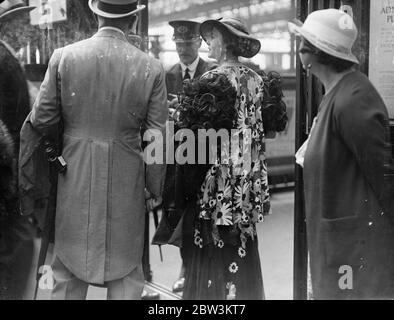 Musikalische Hutmode bei Ascot . Ascot, auf Royal Hunt Cup Tag, begünstigt mit noch besseren Wetterbedingungen dann die Eröffnung, sah eine noch größere Vielfalt an schönen Mode. 17 Juni 1936 Stockfoto