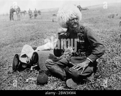 28 Turkmenen Reiter reisen 4, 000 Meilen von Ashhabad (Turkmenistan) nach Moskau zu Pferd. Foto zeigt, die Turkmenen Reiter Reiten durch das Kubyschev Gebiet, (untere Wolga). Bis 11. August 1935 Stockfoto