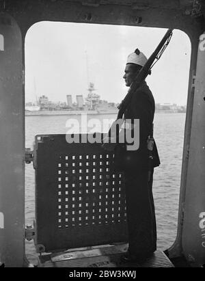 Brasilianisches Ausbildungsschiff bei Chatham . Das brasilianische Trainingsschiff Almirante Saldanha ist in Chatham angekommen und soll bis Juni 29 einen Aufenthalt haben. Das Schiff wird von Commander A C S Dutra befehligt und hat 27 weitere Offiziere zusätzlich zu 34 Mittschiffern im Training, die Gesamtkomplement ist etwa 300. Der Besuch markiert die freundschaftliche Vereinigung der britischen und brasilianischen Navies. Foto zeigt, die Uhr an Bord der Almirante Saladanha in Chatham. 19 Juni 1936 Stockfoto