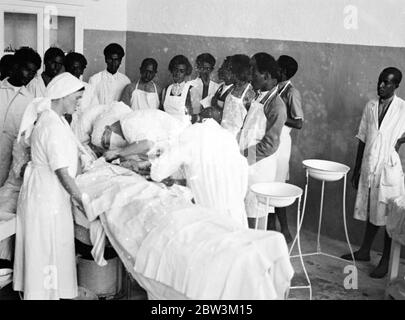 Notoperation der Bombenangriffe in Harar Rotes Kreuz , Krankenhaus . Diese Bilder , von einem Mitarbeiter Fotograf gemacht und eilte nach London per Flugzeug , zeigen eine wichtige , aber wenig bekannten Teil des Krieges in Abessinien , das Rote Kreuz Dienste , vor allem von freiwilligen Arbeitern gegründet und unter enormen Schwierigkeiten weiter . Diese Bilder wurden im Krankenhaus des Roten Kreuzes in Harar gemacht, der Hauptstadt des Südens, wo Abessinier Soldaten, die in den heftigen Kämpfen an der Südfront verletzt wurden, von Ärzten der schwedischen Mission besucht werden. Foto zeigt , eine Notoperation an einer Abessinien Stockfoto