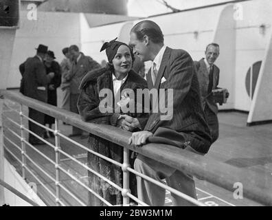 Dolores del Rio geht nach Amerika nach der Arbeit an British Film . Gesehen Aus Von Fairbanks , Junior . Dolores del Rio, Filmschauspielerin, die in britischen Studios gearbeitet hat, verließ Southampton für Amerika an Bord Queen Mary macht ihre zweite Reise in die Vereinigten Staaten. Foto zeigt: Dolores del Rio sagen auf Wiedersehen zu Douglas Fairbanks, Junior, an Bord der Queen Mary in Southampton. 17 Juni 1936 Stockfoto