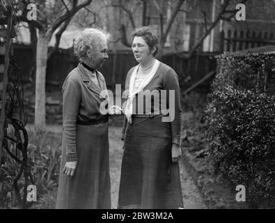 Blinde Frau erhält MBE in Ehrungen Liste . Gesponserte Maschine verwandelt gedruckte Seite in Ton . Miss Caroline Mary Gertrude Jameson (rechts) in ihrem Haus in South Norwood nach der Ankündigung, dass die MBE hatte auf sie übertragen. Januar 1936 Stockfoto