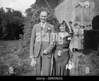 Berühmte Sussex Kricketspieler hat Dorf Hochzeit. John Langridge, die Sussex Kricketspieler war verheiratet mit Miss Nina Marsh in St. Augustine ' s Kirche, Scaynes Hill. Foto zeigt die Braut und Bräutigam verlassen die Kirche. 10. September 1935 Stockfoto