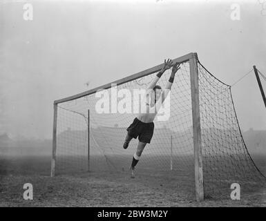 Deutsche Fußballer lockern sich bei Tottenham auf. Die Polizei bewachte die Tore des White Hart Lane Ground, als die deutsche Fußballmannschaft, die dort England treffen morgen (Mittwoch) stellte sich heraus, dosome loosenining Übungen auf dem Trainingsplatz zu tun. Foto zeigt, Hans Jakob, der deutsche Torhüter, der auf Herz und Nieren geprüft wird. Dezember 1935 Stockfoto