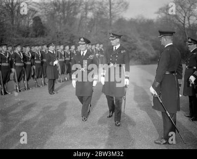 Evans der zerbrochenes Hieh Flagge als Kommandant in Chatham. Vizeadmiral Sir Edward R C B Evans, K C B, DSC, Evans der brach ", histe seine Flagge bei Chatham als Kommandant in Chief. In Folge Admiral Sir Hugh J Tweedie. "Evans of the Broke" , der 54 ist, ist der am meisten dekorierte Offizier in der Marine. Foto zeigt, Vizeadmiral Sir Edward Evans Inspektion der Ehrenwache. Dezember 1935 Stockfoto