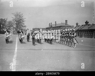 Elisabethanische Musketiere rehears für Royal Tournament . Das 2. Bataillon, das Royal Norfolk Regiment, hielt eine vollständige Probe in Aldershot für den Festzug, der ein Merkmal des Royal Tournament in Olympia sein wird. Foto zeigt, "Musketiere" der elisabethanischen Periode von Trommlern geführt. 30 April 1936 . Stockfoto
