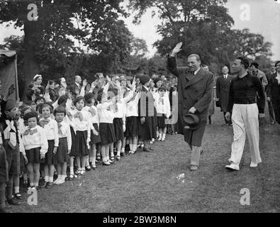 Der italienische Botschafter nimmt an den Kindersportarten von Edgware Teil. Signor Dino Grandi, der italienische Botschafter nahm an der jährlichen Sportveranstaltung der Kinder der italienischen Kolonie in London auf dem BCI Sportplatz in Canons Park, Edgware statt. Er wurde mit dem faschistischen Gruß begrüßt, als er mit Signor Grandi ankam. Foto zeigt, Junge italienische Faschisten Gruß Signor Grandhi mit dem faschistischen Gruß. 24 Mai 1936 Stockfoto