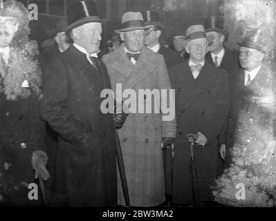 Italienische und französische Delegationen zur Naval Konferenz kommen in London. Admiral Vladi-iro Pini , der italienische Experte (links) bei der Ankunft in Victoria, London. Dezember 1935 Stockfoto