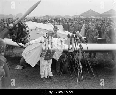 Birdman fliegt mit Flügeln auf Hanworth zur Erde. Clam Sohn, ein junger Amerikaner aus, Lansing Michigan, gab seine erste Ausstellung von "Vogel" Flug in großbritannien in Hanworth Air Park, Feltham, Middlesex. Einen Flügelanzug und eine Flosse an sich ziehen Sohn flog aus einer Höhe von etwa 10, 000 Fuß auf die Erde wie eine riesige Möwe. Er faltete seine Flügel und zog die Schnur eines Fallschirms, als er innerhalb von 1, 000 Fuß des Bodens, Foto zeigt Clem Sohn demonstriert die Wirkung seiner Flügel, um die Menge vor dem Aufsteigen. Mai 1936 Stockfoto