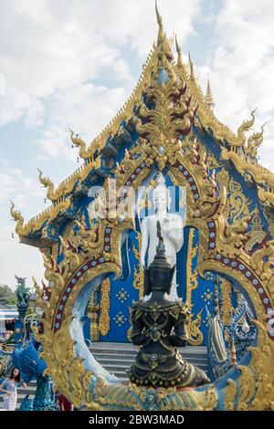 Der Blaue Tempel oder Wat Rong Suea Ten in der Stadt Chiang Rai in Nordthailand. Thailand, Chiang Rai, November 2019 Stockfoto
