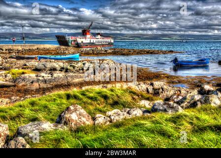 Isle of Gigha, Schottland. Künstlerische Sicht auf die CalMac Fähre MV Loch Ranza Ankunft am Ardminish Pier, auf der Isle of Gigha. Stockfoto