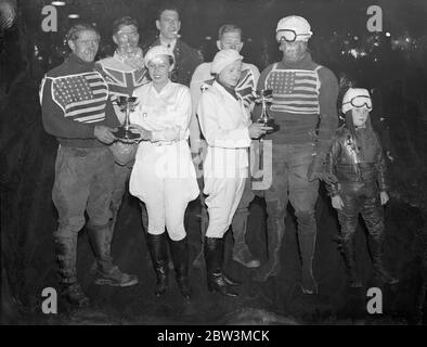 Amerikanische Meister schlagen britische Speedway-Fahrer in Harringay. Jack und Norman Parker, die England und Harringway Rennfahrer, wurden von Cordy Milne, dem amerikanischen Champion, der jetzt für Hackney Strecke fährt, mit 14 Punkten auf 11 geschlagen. Frau Mosaman und Frau Ray Grant Mitglieder von Putt Mosaman ' s Motorrad acrobat Team nun Touren dieses Land, präsentierten die Trophäen an die Gewinner. Foto zeigt, Cordy Milne, und sein Bruder Jack erhalten die Trophäen in Harringay. Von links nach rechts, Cordy Milne, Norman Parker, Frau Mossman, Frau Ray Grant, Jack Parker und Jack Milne. 24 Mai 1936 Stockfoto