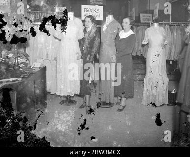 Bereit für die großen nach weihnachten ' Schlacht 'West End bereitet sich auf den Umsatz Ansturm. Die West End-Läden sind bereit für die After christmas-Verkäufe, die am Montag beginnen und eine Arena für die schärfsten weiblichen Ellbogen in Großbritannien bieten. Foto zeigt , Vorbereitung Kleider für den Verkauf in einem West End-Geschäft . 28 Dezember 1935 Stockfoto