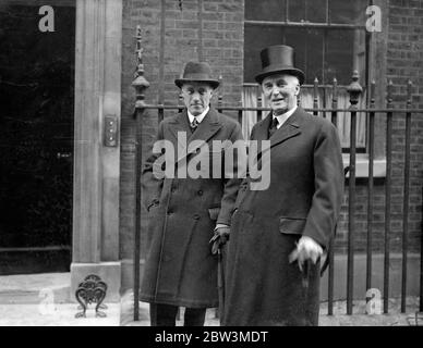 Minister kommen zum Kabinettssitzung in Downing Street, London. Sir John Simon (Innenminister) bei der Ankunft mit Sir Philip Cunliffe Lister (Luftminister). 27. November 1935 Stockfoto