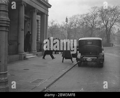 König der Belgier in London . Man glaubte, dass es einen Besuch im Palast war. Ling Leopold von den Belgiern, der auf einem privaten Besuch in London ist, seine erste seit dem Tod von Königin Astrid, verließ die belgische Botschaft, es ist für Buckingham Palace verstanden. Foto zeigt, König Leopold von Belgien verlassen die belgische Botschaft. Dezember 1935 Stockfoto