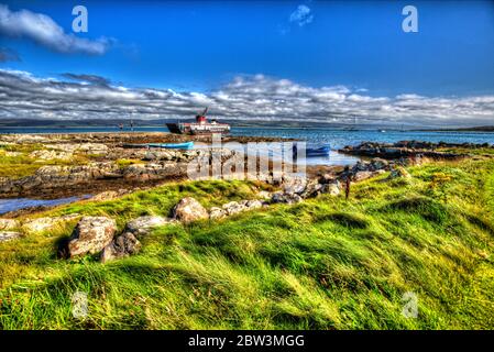 Isle of Gigha, Schottland. Künstlerische Sicht auf die CalMac Fähre MV Loch Ranza Ankunft am Ardminish Pier, auf der Isle of Gigha. Stockfoto