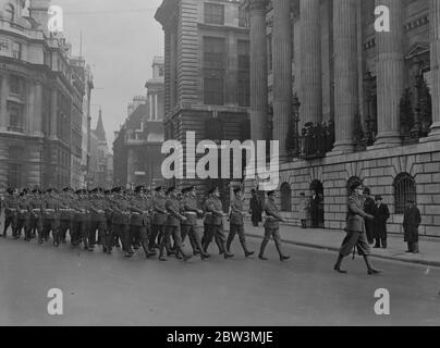 Lord Mayor nimmt Gruß als ehrenvolle Artillerie Company märz nach St. Paul 's für jährliche Kirche Parade. Der Oberbürgermeister, Sir Stephen Killik, nimmt den Gruß im Herrenhaus. 20. Oktober 1935 Stockfoto