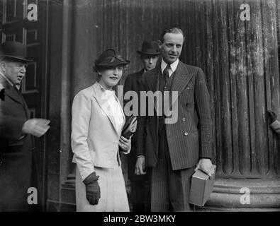 Miss Ruth Primrose und Hon Charles Wood nehmen an der Probe ihrer Hochzeit in St. Paul ' s Teil. Die Braut und Bräutigam, Miss Ruth Primrose und der Hon Charles Wood, besuchte eine Probe ihrer Hochzeit, die morgen (Samstag) in der St. Paul's Cathedral stattfindet. Lord Derby , Großvater der Braut , mit Lord und Lady Halifax , Eltern des Bräutigams , auch an der Probe . Foto zeigt, die Braut und Bräutigam bei der St. Paul ' s Kathedrale Probe. 24. April 1936 Stockfoto