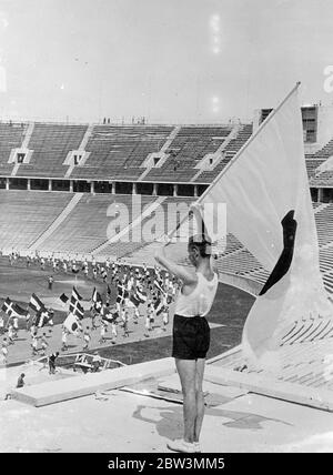 Parade Der Flaggen Für Die Eröffnung Der Olympischen Spiele Geprobt. Im olympiastadion bei Berlin werden nun Proben für die Eröffnungsfeier der Olympischen Spiele am 1. August geprobt. Die Proben stehen unter der Leitung von Dr. . Niedecken - Gebhard, der für die Arrangements verantwortlich ist. Foto zeigt: Die Parade der Fahnen aller Nationen, die im Olympiastadion geprobt werden. 17 Juni 1936 Stockfoto