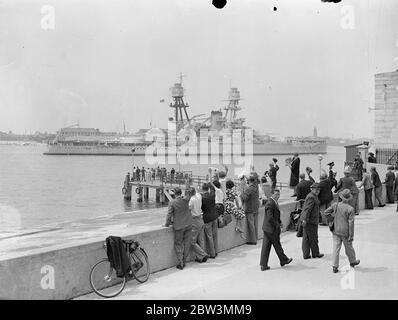 Das amerikanische Schlachtschiff kommt in Portsmouth für einen Besuch an. Die USS Oklahoma ( BB - 37 ) kam in Porstmouth für einen Besuch. Die Oklahoma wird als Trainingsschiff für Mid Shhipmen der Naval Academy. Sie war in der Division von Konteradmiral T S Rodgers kommandiert, die während des Krieges wurde nach Berehaven als zusätzliche Wache für die amerikanischen Truppenkonvois im Atlantik geschickt. Zwei weitere Schlachtschiffe, die USS Arkansas (BB-33) und die USS Wyoming (BB-32), die auch in britischen Gewässern während des Krieges diente, sind Portsmouth besuchen. Beide werden nun als Ausbildungsschiffe eingesetzt. Fotoserien Stockfoto