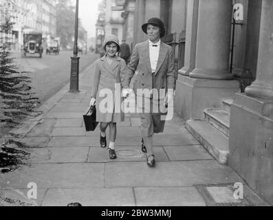 Sieben Jahre alte Brautjungfer für Lady Alice Scott 's Hochzeit zum Herzog von Gloucester. Miss Ann Hawkins auf dem Weg zur Schule mit ihrer Krankenschwester. Oktober 1935 Stockfoto