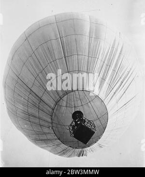 Moderner Montgolfiere Ballon macht Erstbesteigung in Potsdam , Flüssiggas bietet Hubkraft . Juli 1935 Stockfoto