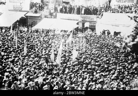 Viele Tote und Verletzte in Kreta Revolte . Die Rebellion begann mit einem Streik in Candin, der Hauptstadt, wo die aktuellen Arbeiter forderten höhere Bezahlung und kürzere Stunden. Die Störungen bald verbreitet und das Militär wurden in die Rebellen zu unterdrücken, die die Präfektur und andere öffentliche Gebäude beschlagnahmt. Candis wurde erklärt, in einem Zustand der Belagerung zu sein, während Kriegsschiffe und Flugzeuge wurden von Athen. Foto-Show, eine riesige Menge von rels demonstrieren in Heraklion, Kreta. August 1935 Stockfoto