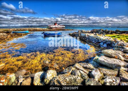 Isle of Gigha, Schottland. Künstlerische Sicht auf die CalMac Fähre MV Loch Ranza Ankunft am Ardminish Pier, auf der Isle of Gigha. Stockfoto