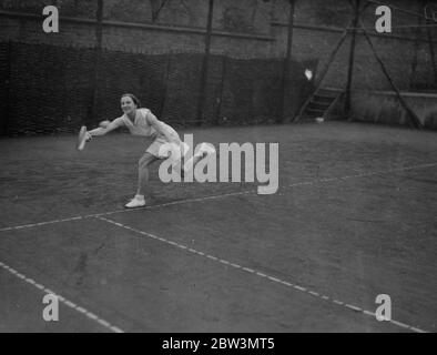 Miss Dorothy Runde in Aktion im Melbury Club. Fliegender Anhänger! . Miss Dorothy Round, Großbritanniens Joint No 1 Tennisspielerin, tritt im Melbury Club Turnier in Kensington an. Sie hat ihren Anhänger nicht entfernt, aber offenbar erlitt keine Beschwerden. Foto zeigt, Miss Dorothy Round ' s Anhänger fliegen in ihr Gesicht, wie sie einen kräftigen Schlaganfall gemacht. 14. April 1936 Stockfoto