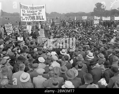 Gigantische Zehnten-Protestdemonstration im Hyde Park Tausende von Landsleuten - Bauern und Arbeiter - die aus allen Teilen Englands angereist sind - versammelten sich im Hyde Park zu einer riesigen Protestdemonstration gegen den Zehnten-Gesetzentwurf, dessen dritte Lesung im Parlament zu machen ist. Unter den Rednern waren auch Beamte der National Tithepayers Association und Sir Stafford Cripps. Foto zeigt: EINE allgemeine Ansicht der Zehnten Protestversammlung als Herr . Kenward, Vorsitzender der National Tithepayers Association, gab seine Adresse. 24 Juni 1936 Stockfoto